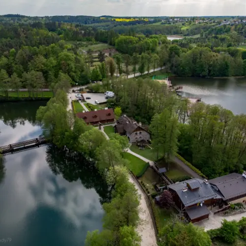 Kompleks hotelowy pośród wody i lasu