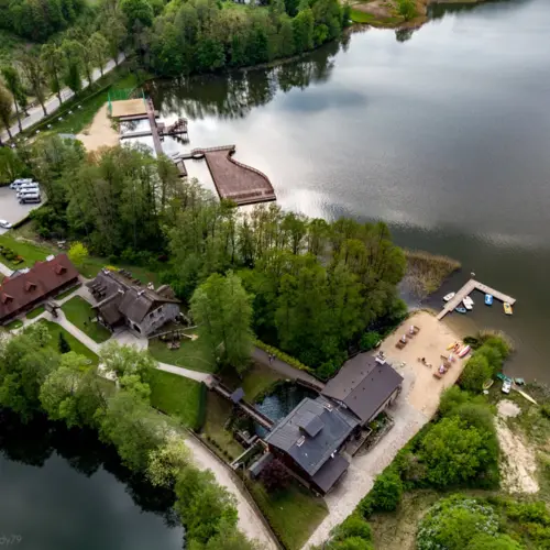 Hotel i plaża nad jeziorem z lotu ptaka