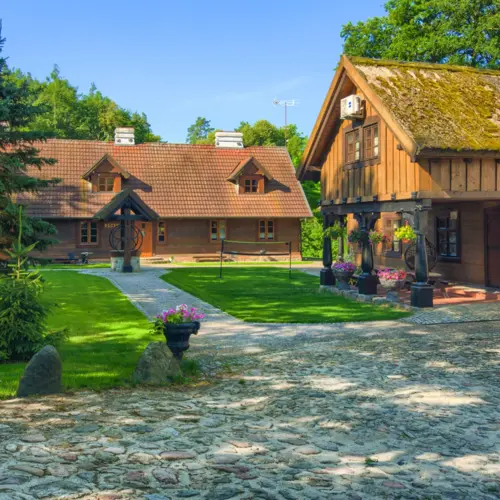 Zielony dziedziniec i drewniane budynki