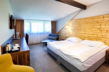Pokój Comfort Superior z drewnianymi akcentami