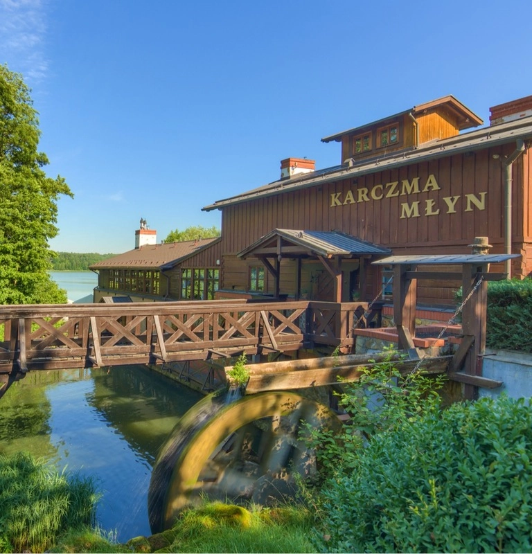 Restauracja Karczma Młyn z działającym kołem młyńskim