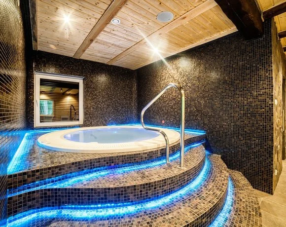 Jacuzzi w strefie wellness Hotelu Dworek Wapionka